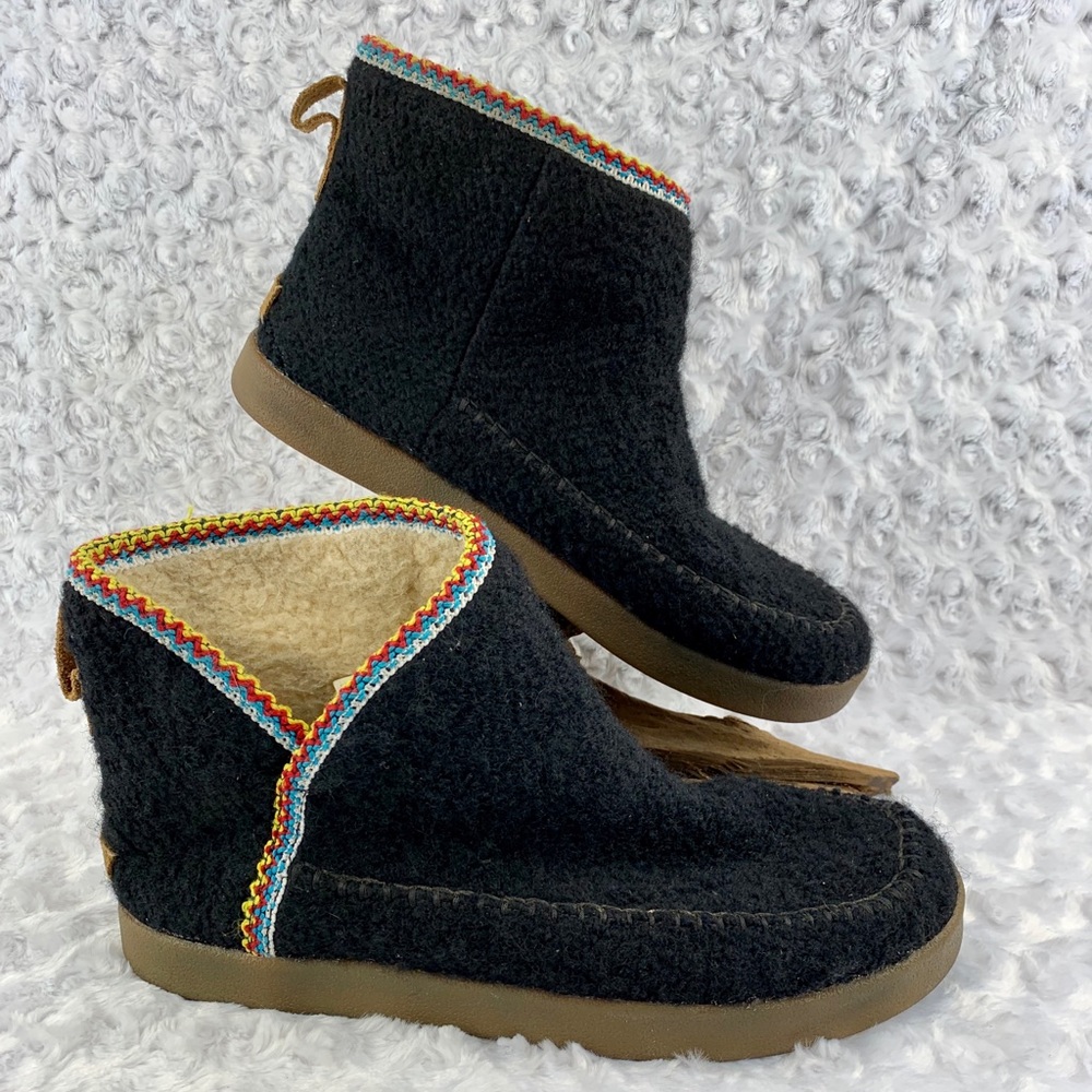 Sanuk Nice Hootah Sherpa Lined Black Felt Boots